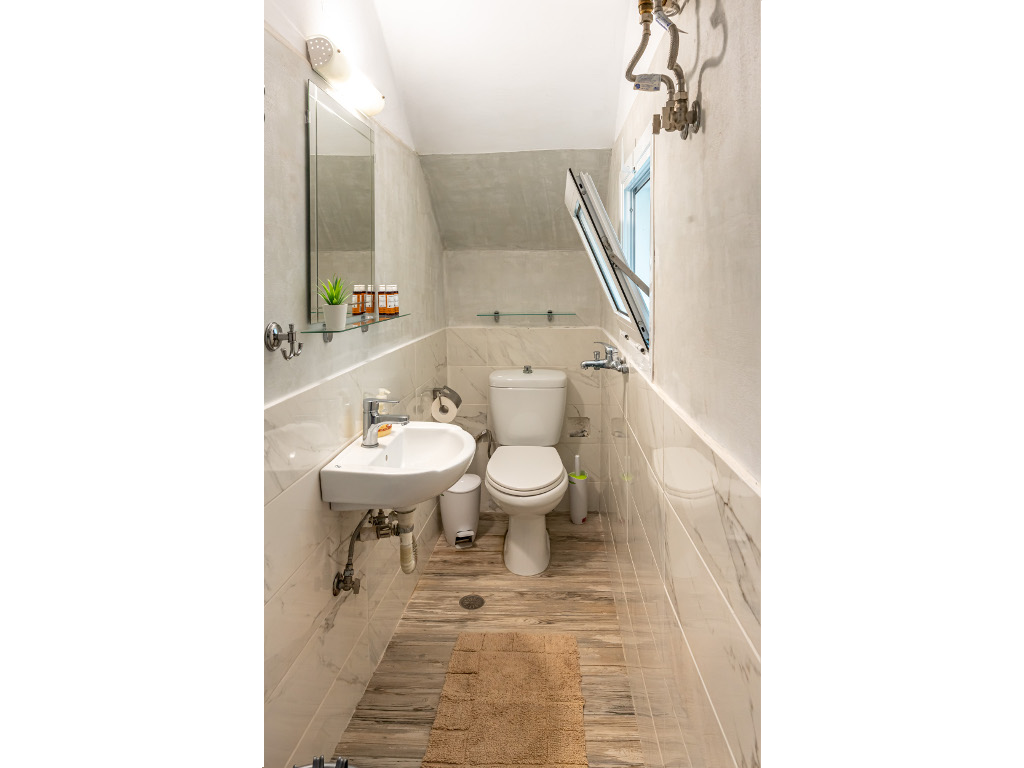 Clean and modern bathroom facilities in Perfect studio